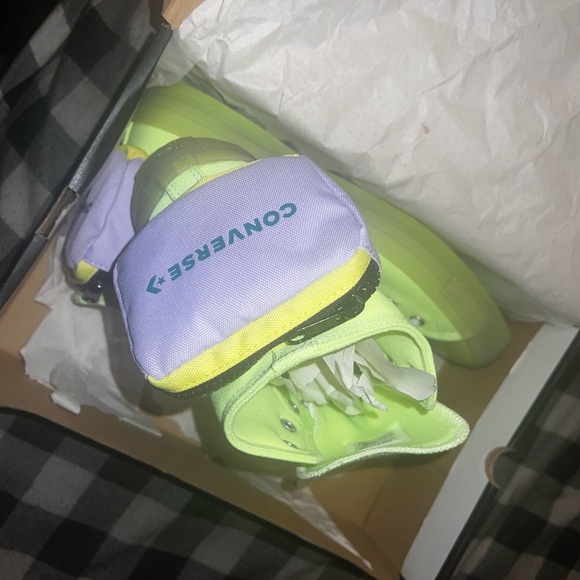 Lime green chuck Taylor’s size 13 new with box - Picture 2 of 3